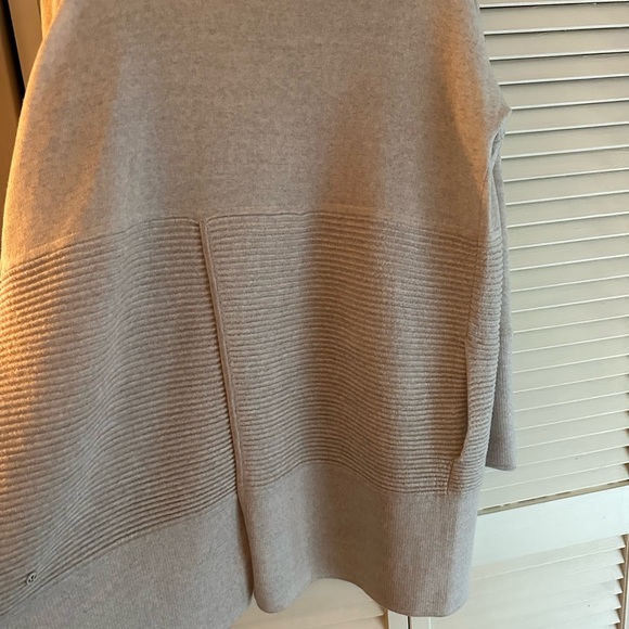Lululemon Womens Sit in Lotus Wrap II- Size 4. Like New - Picture 3 of 5